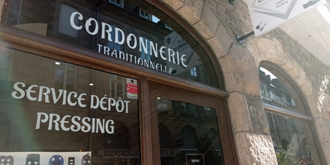 L & A CORDONNERIE À FOUGÈRES VOUS PROPOSE LA CORDONNERIE, LES CLÉS MINUTES ET LE DÉPÔT PRESSING. Découvrez l’offre du moment ici !