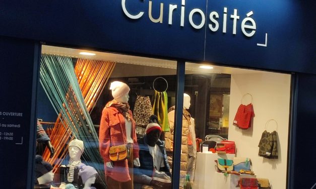 Boutique Curiosité à Avranches, prêt-à-porter Homme et Femme. Maroquinerie et accessoires. Nombreuses Idées cadeaux.