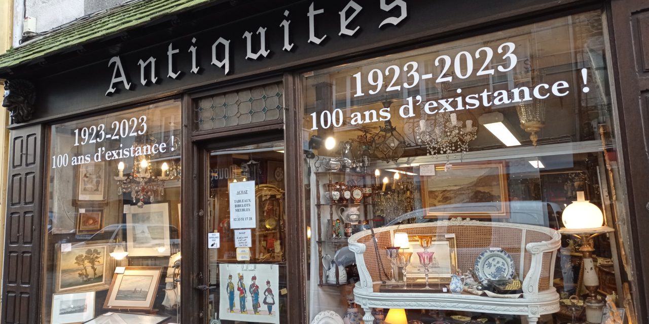 DÉCOUVREZ LA BOUTIQUE D’ANTIQUITÉS LEFEVRE À GRANVILLE. NOMBREUSES IDÉES CADEAUX, TABLEAUX DE PEINTRES RÉGIONAUX, LES FAÏENCES DITES « JERSEY », OBJETS EN CÉRAMIQUES, ARTS D’EXTRÊME ORIENT ET UN GRAND CHOIX DE LUSTRES. Nombreuses idées décorations.