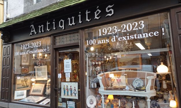 DÉCOUVREZ LA BOUTIQUE D’ANTIQUITÉS LEFEVRE À GRANVILLE. NOMBREUSES IDÉES CADEAUX, TABLEAUX DE PEINTRES RÉGIONAUX, LES FAÏENCES DITES « JERSEY », OBJETS EN CÉRAMIQUES, ARTS D’EXTRÊME ORIENT ET UN GRAND CHOIX DE LUSTRES. Nombreuses idées décorations.