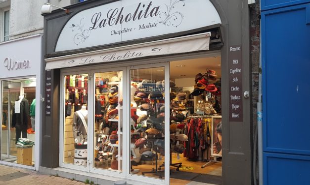 LA CHOLITA À GRANVILLE VOTRE CHAPELLERIE (CHAPEAUX, ACCESSOIRES, ÉCHARPES ET CHAUSSETTES). DÉCOUVREZ NOS NOUVEAUTÉS, DE NOMBREUSES IDÉES CADEAUX ET NOS PETITS PRIX.