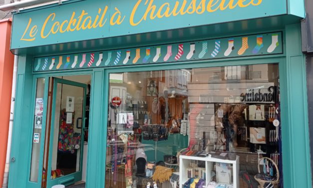 LE COCKTAIL À CHAUSSETTES À GRANVILLE VOTRE SPÉCIALISISTE DES CHAUSSETTES ET DES COLLANTS (UN CHOIX ÉNORME DE CHAUSSETTES CABAÏA, MONSIEUR MADAME ET BARBE ROUSSE). Nombreuses idées cadeaux !