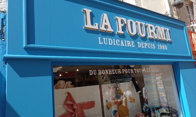 LA FOURMI (LUDICAIRE DEPUIS 1980) VOTRE MAGASIN DE JEUX DE SOCIÉTÉ ET D’ÉVEIL À GRANVILLE. (JOUETS, PELUCHES, SACS À DOS, PUZZLES, JOUETS EN BOIS ET DÉCORATION POUR ENFANTS) PLEINS PLEINS PLEINS D’IDÉES CADEAUX À DÉCOUVRIR !