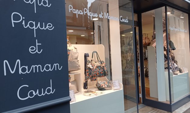 Venez découvrir votre boutique, Papa Pique et Maman Coud à Granville ! Sacs, pochettes, portes feuilles, portes monnaies et accessoires pour cheveux / sacs / salle de bains / bébés. Pleins d’idées cadeaux !