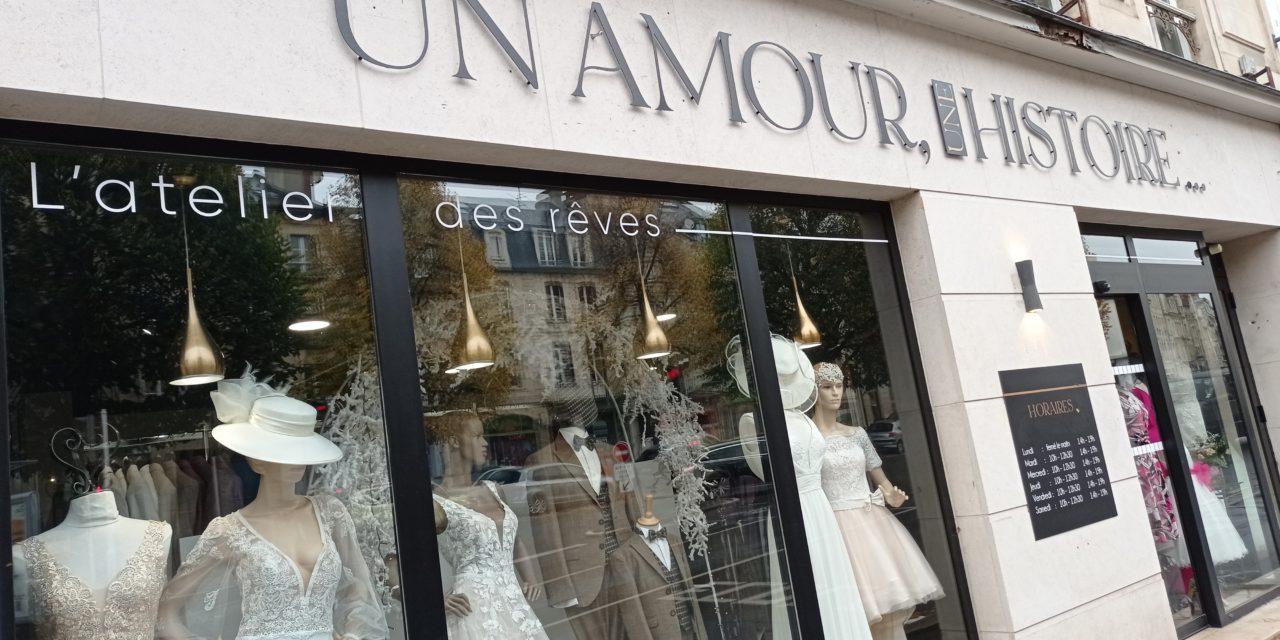 VENEZ DÉCOUVRIR LA BOUTIQUE UN AMOUR, UNE HISTOIRE À CAËN. VÊTEMENTS DE CÉRÉMONIE FEMME, HOMME ET ENFANTS. ROBE DE MARIÉE ET TENUE DE SOIRÉE. PRÊT À PORTER POUR FEMMES ET ACCESSOIRES.