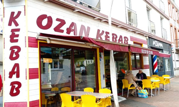 CHEZ OZAN KEBAB À GRANVILLE ! VENTE A EMPORTER ET SUR PLACE (KEBAB, PANINIS, SANDWICHS, PLATS INDIENS ET DE NOMBREUSES FORMULES). NOUVELLE DÉCORATION ET NOUVELLE CARTE. COMMANDEZ ICI !