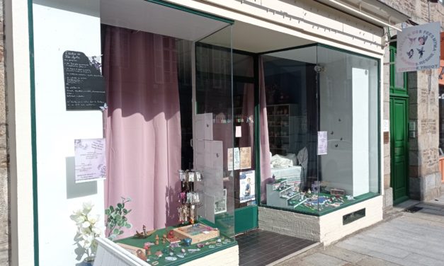 L’atelier des Fées MyMa à Fougères (35 Ille et Vilaine). Créatrices de bougies et fondants parfumés en cire de soja. Création de bijoux, objets en résine et en bois (locales et artisanales). Pleins d’idées cadeaux. Atelier de couture, réparation et confection sur place.