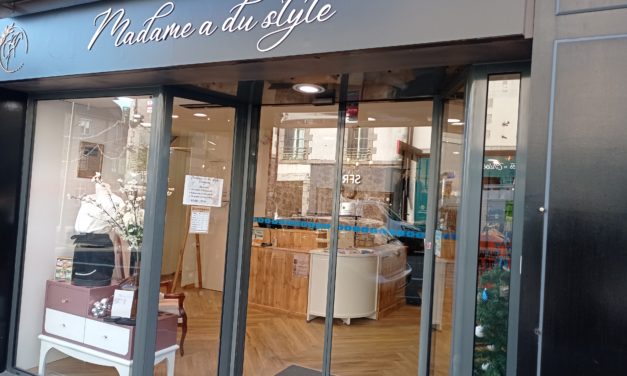 Madame a du Style votre nouvelle boutique à Fougères. Vêtements pour femmes du 34 au 52, accessoires, bijoux, maroquinerie et chaussures. Un rayon fille du 2 ans au 14 ans. Pleins d’idées cadeaux.