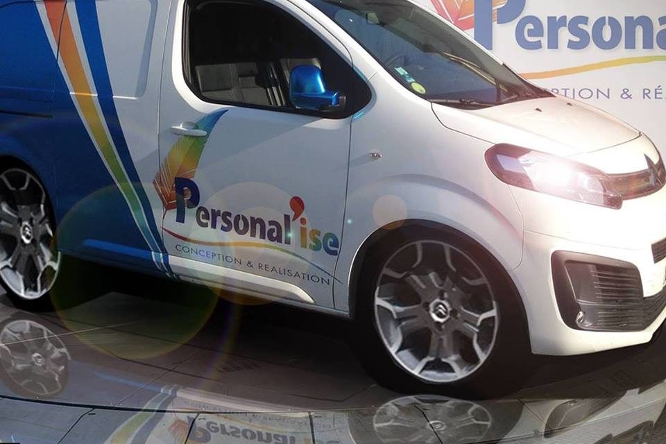 PERSONAL’ISE À FOUGÈRES (INTERVIENT ÉGALEMENT SUR VITRÉ, Dol de Bretagne ET RENNES) VOTRE SPÉCIALISTE DE L’IMPRESSION SUR TOUS SUPPORTS ET DE LA PERSONNALISATION DE TOUS VOS VÉHICULES (VOITURES, CAMIONNETTES, CAMIONS, VANS, POIDS LORDS, ETC…). CONTACTEZ NOUS ICI !