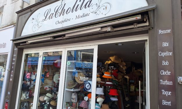 LA CHOLITA À GRANVILLE VOTRE CHAPELLERIE (CHAPEAUX, CASQUETTES, BOBS, ACCESSOIRES, ÉCHARPES ET CHAUSSETTES). DÉCOUVREZ NOS NOUVEAUTÉS, NOUVELLE COLLECTION, PLEINS IDÉES CADEAUX ET NOS PETITS PRIX.