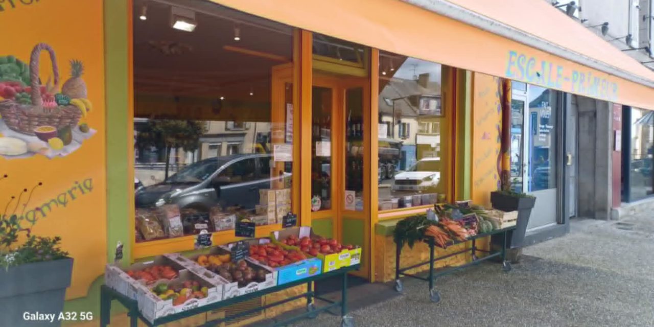 Escale-Primeur à Ernée, vous propose un grand choix de fruits, de légumes, un rayon crèmerie et épicerie. De bons produits servis avec le sourire !