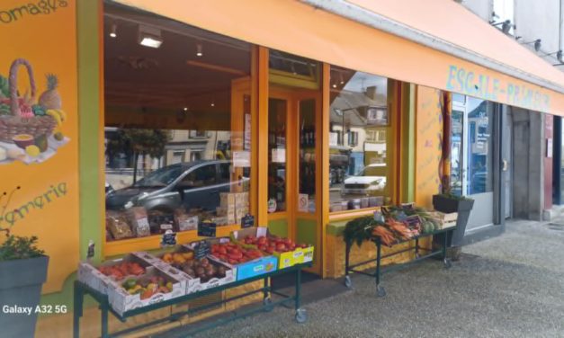 Escale-Primeur à Ernée, vous propose un grand choix de fruits, de légumes, un rayon crèmerie et épicerie. De bons produits servis avec le sourire !