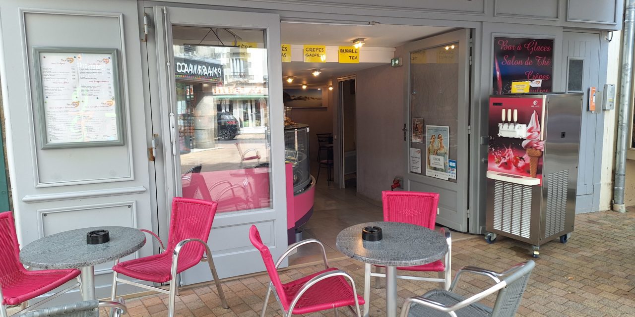 PAS D’CHICHI ENTRE NOUS (LE TEMPS DES DOUCEURS). VOTRE GLACIER ET SALON DE THÉ À GRANVILLE. VENEZ DÉCOUVRIR NOS NOUVEAUX PARFUMS DE GLACES ARTISANALES (54), NOS Crêpes et nos gaufres maisons !