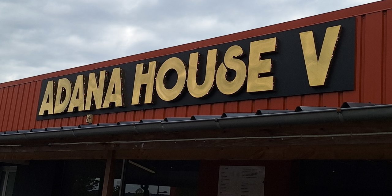 Venez découvrir Adana House à Ernée (53 Mayenne). Restaurant, Kebab, Burger, Tacos, Panini et pâtisseries orientales. Sur place ou à emporter. Grande salle et grande terrasse couverte. Grand parking juste devant  et gratuit.