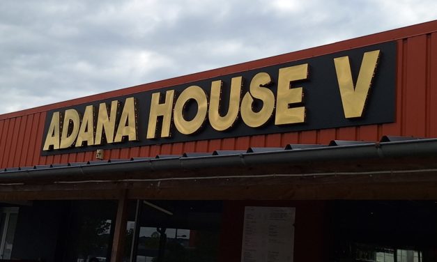 Venez découvrir Adana House à Ernée (53 Mayenne). Restaurant, Kebab, Burger, Tacos, Panini et pâtisseries orientales. Sur place ou à emporter. Grande salle et grande terrasse couverte. Grand parking juste devant  et gratuit.