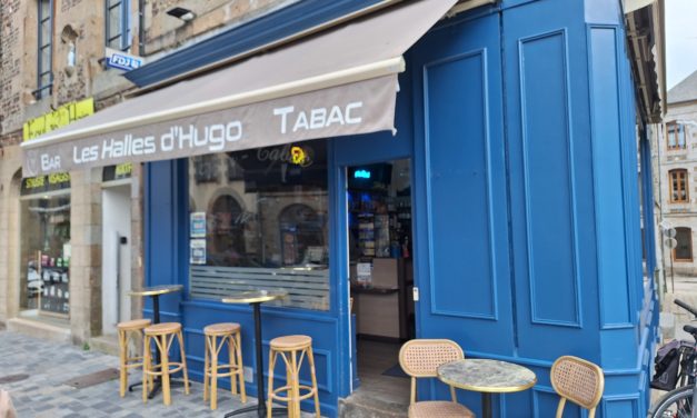 Les Halles d’Hugo à Fougères (35 Ille et Vilaine). Bar, Tabac, jeux, FDJ et grande salle de réunion à l’étage (jusqu’à 20 personnes, équipée Wifi, rétroprojecteur et petit salon).