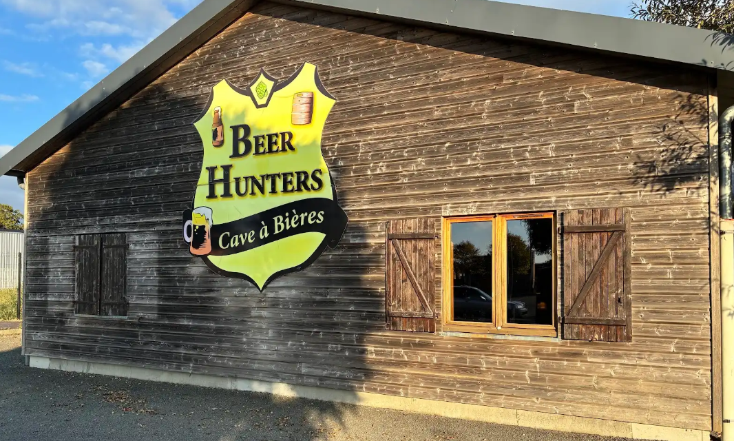 Beer Hunters à St Hilaire du Harcouët (50 Manche). Bar, pub, cave à bières, whisky et spiritueux. Ventes aux particuliers aux professionnels, aux associations et aux comités des fêtes. Nombreux évènements à découvrir ici (concerts) !