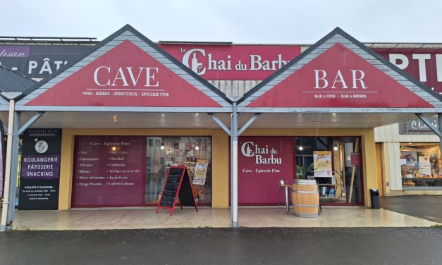 Le Chai du Barbu à Saint-Aubin-du-Cormier (35 Ille et Vilaine). Bar, cave, épicerie fine, planches à déguster sur place ou à emporter. Découvrez tous nos coffrets cadeaux en boutique !