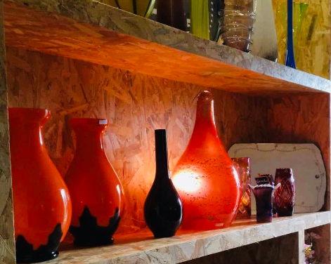 Courir Après le Temps à Mortain (50 Manche). Brocante et vêtements d’occasions (Vaisselle, vintage, déco, meubles, art et accessoires). Venez découvrir une boutique originale et pleine d’idées cadeaux.