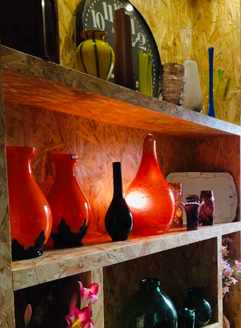 Courir Après le Temps à Mortain (50 Manche). Brocante et vêtements d’occasions (Vaisselle, vintage, déco, meubles, art et accessoires). Venez découvrir une boutique originale et pleine d’idées cadeaux.